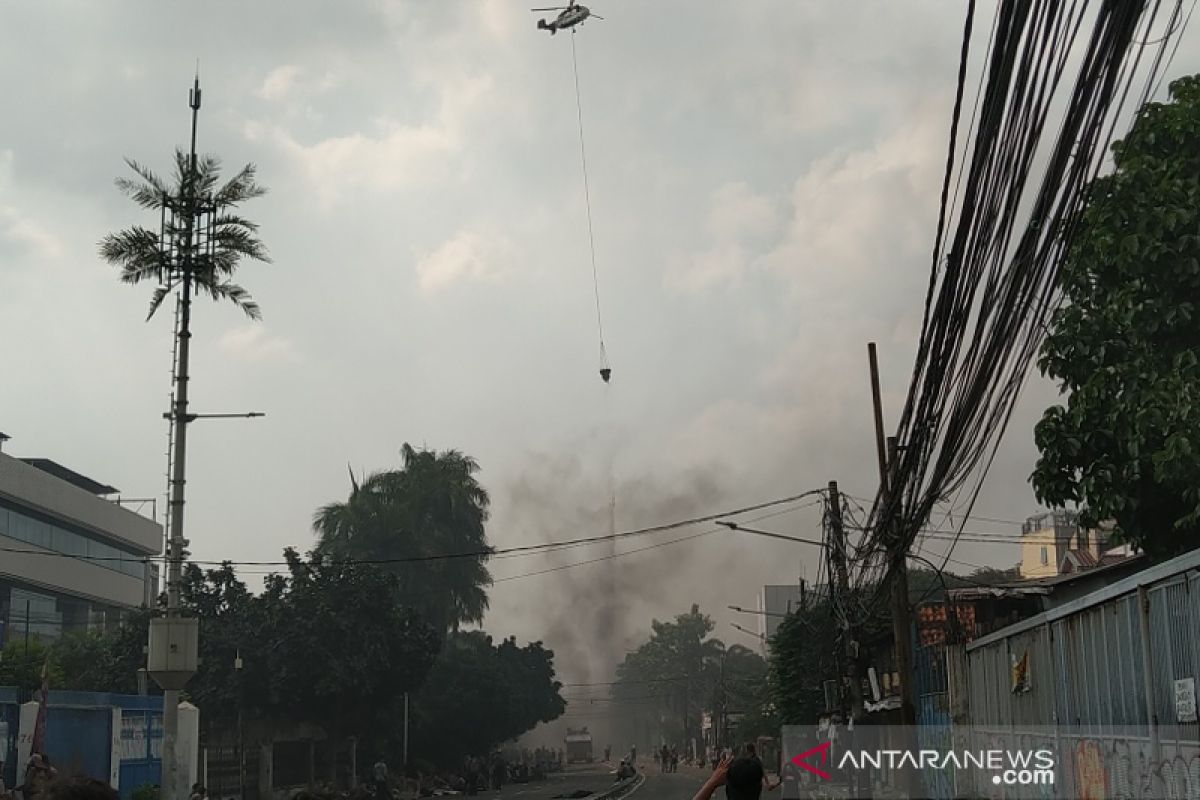 Helikopter guyur air di beberapa lokasi kerusuhan disertai pembakaran