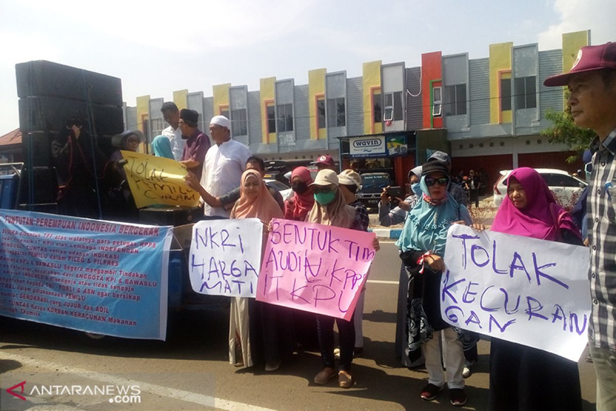 Pendemo didominasi emak-emak datangi kantor KPU Bengkulu