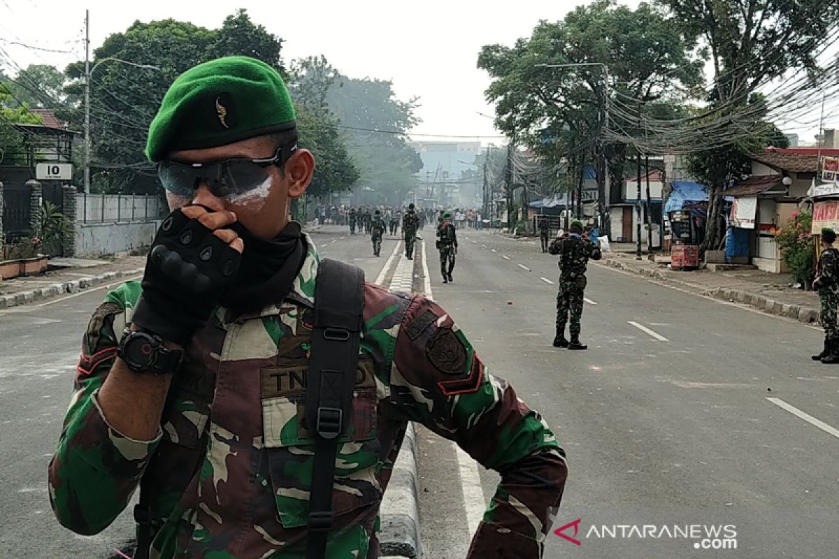 Tentara tahan massa kembali bentrok dengan  polisi