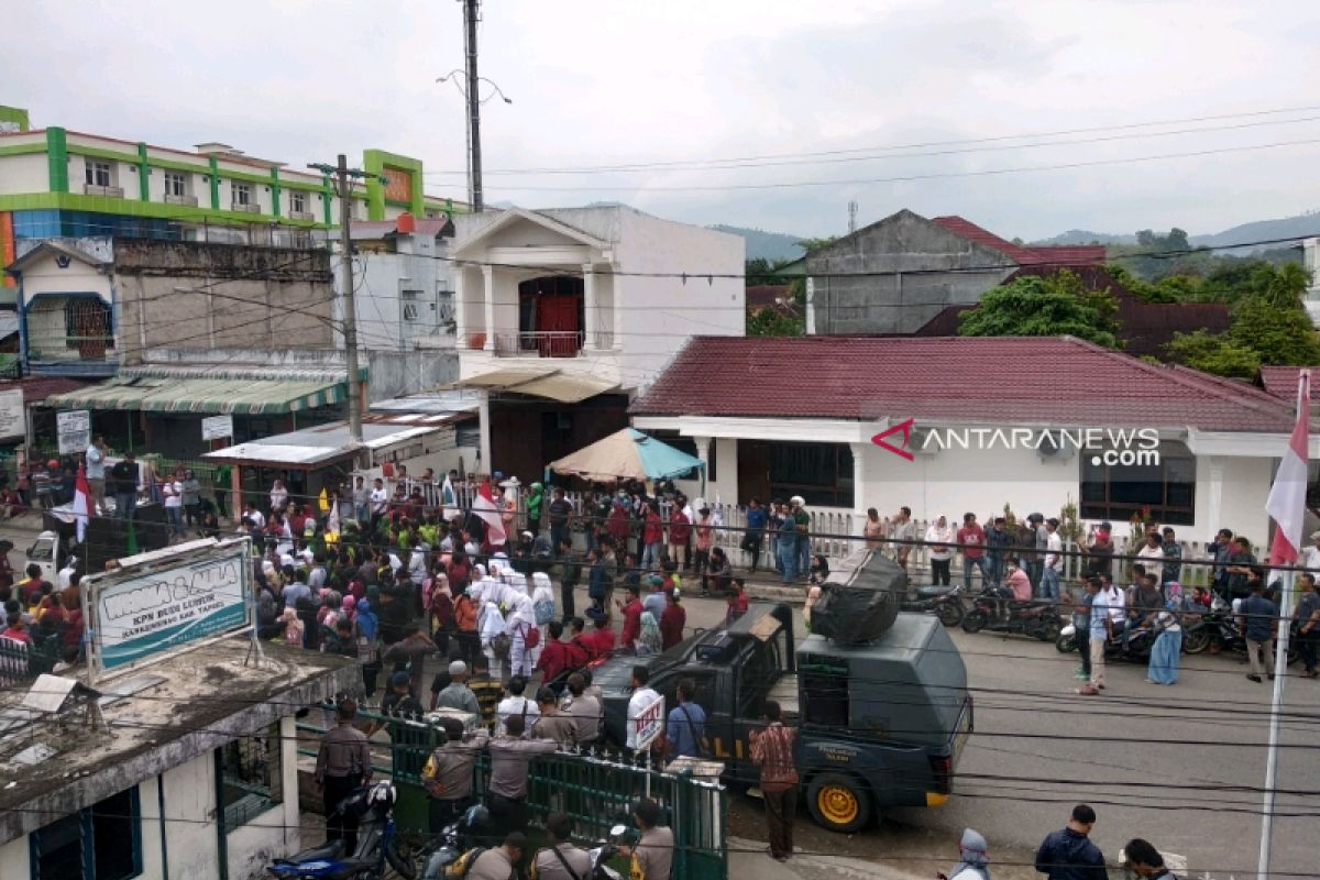 Unjuk rasa di Padangsidimpuan berlangsung damai