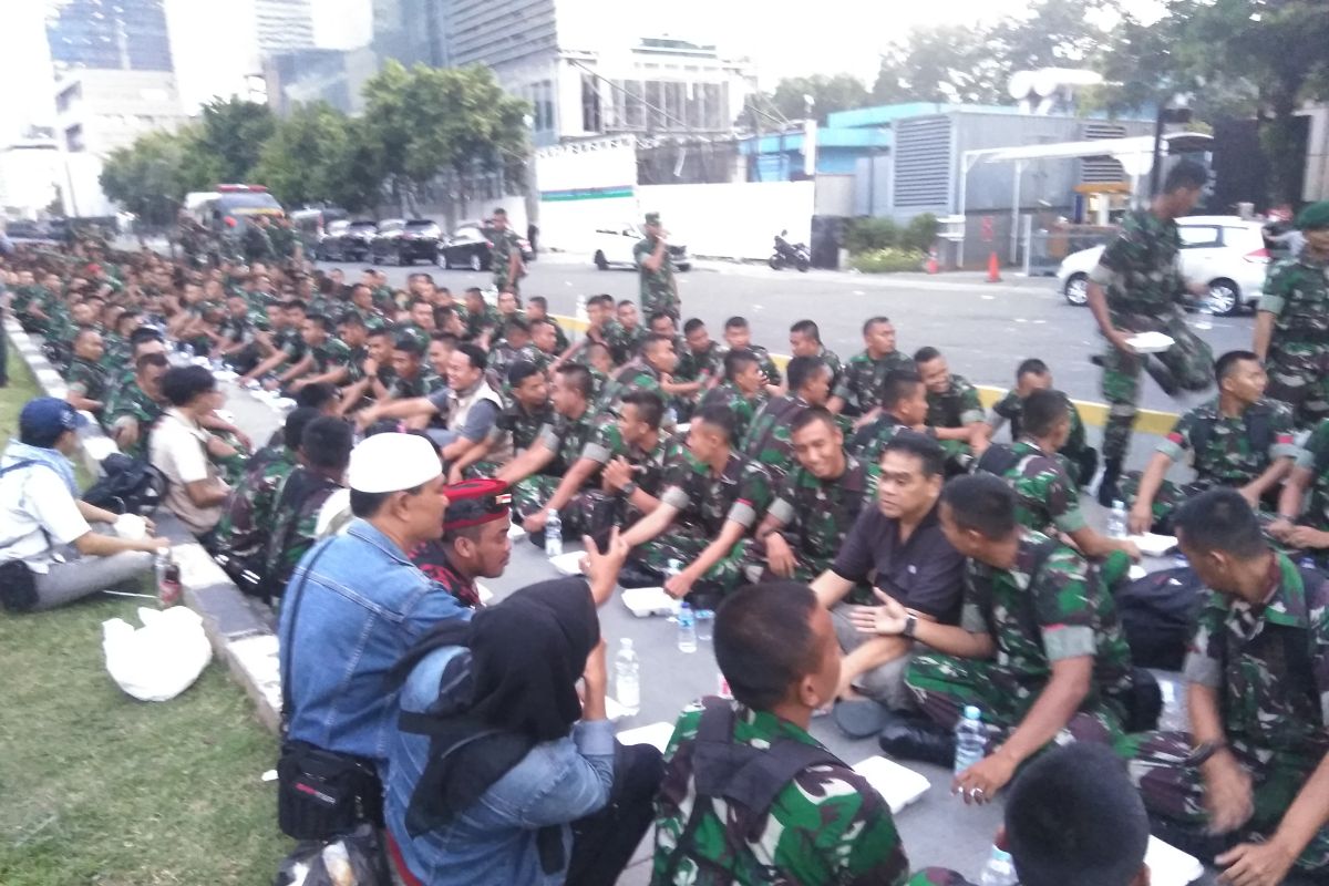 Personel TNI berbagi makanan berbuka puasa dengan peserta  aksi 22 Mei