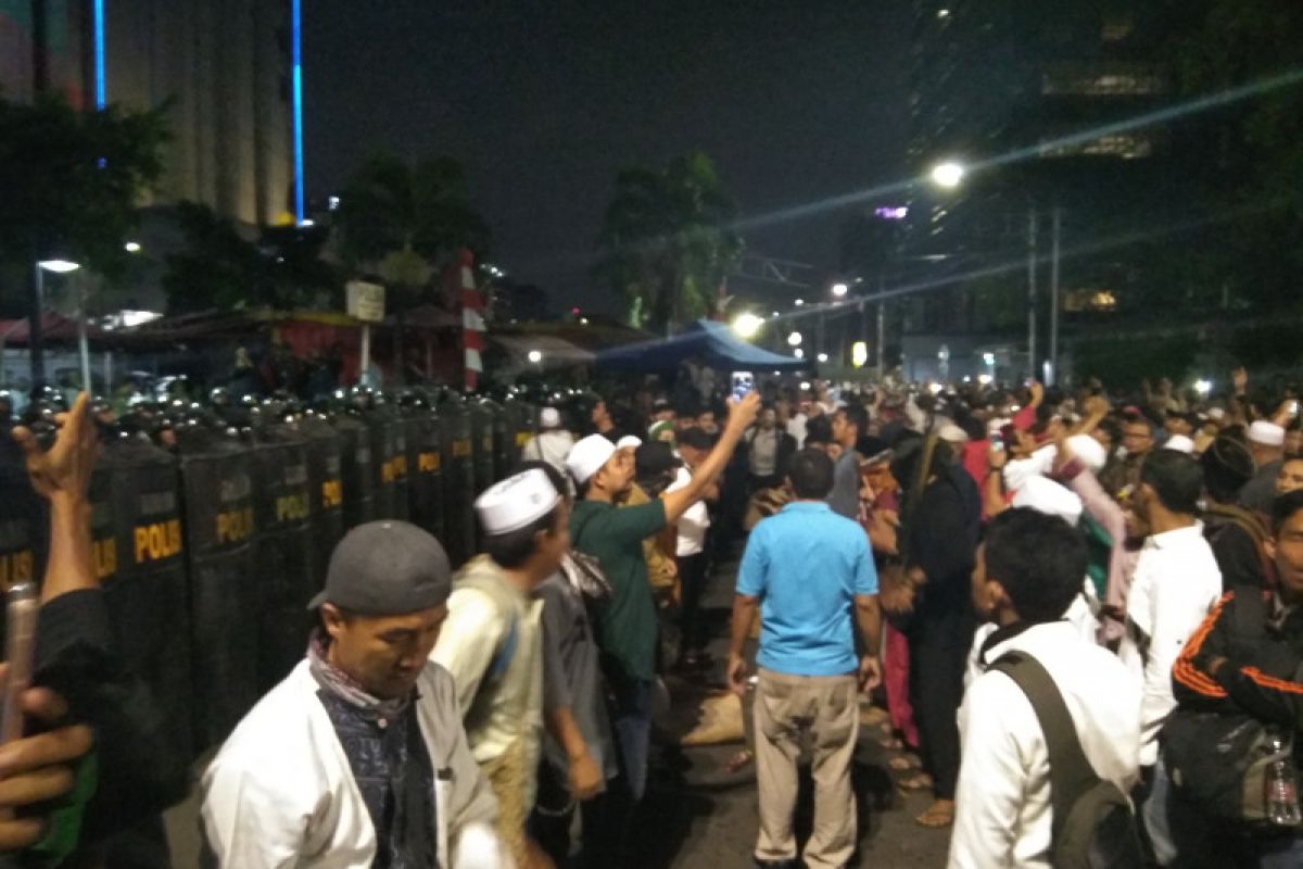 Usai shalat Maghrib, massa depan Gedung Bawaslu kembali ricuh