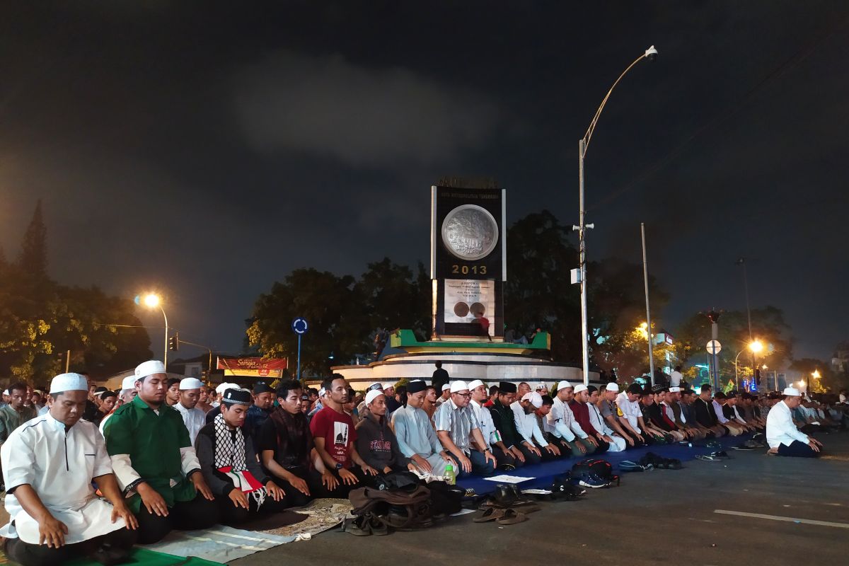 Masa aksi 22 Mei di Medan gelar shalat Tarawih berjamaah di jalan