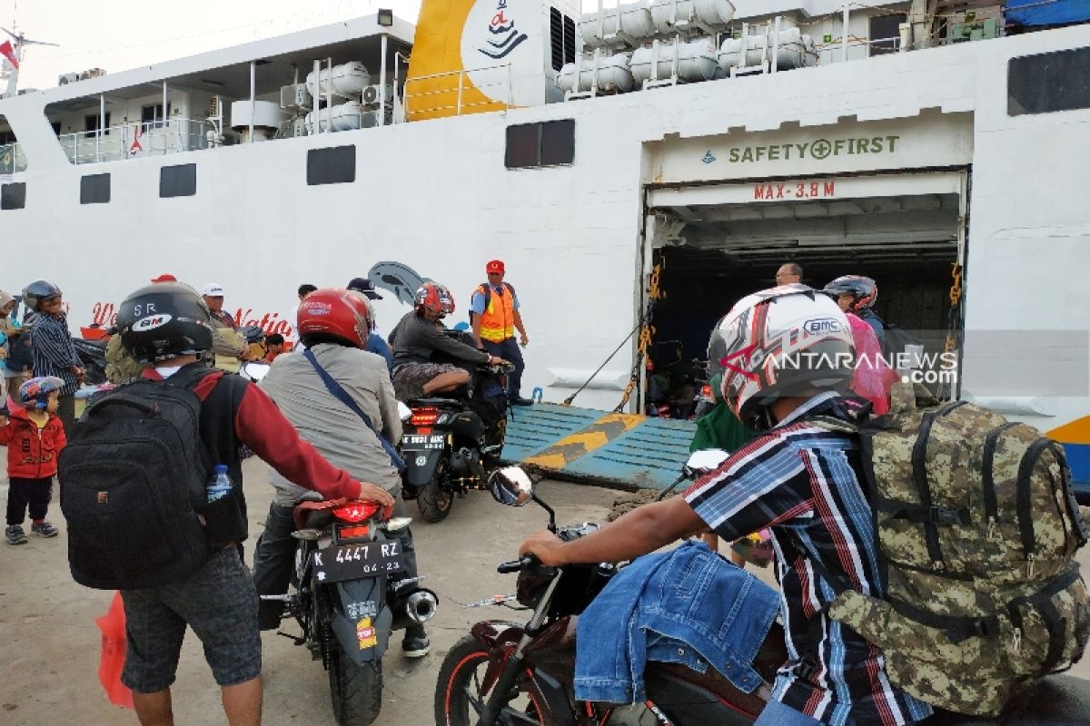 Pemudik membawa kendaraan melalui Pelabuhan Sampit terus meningkat