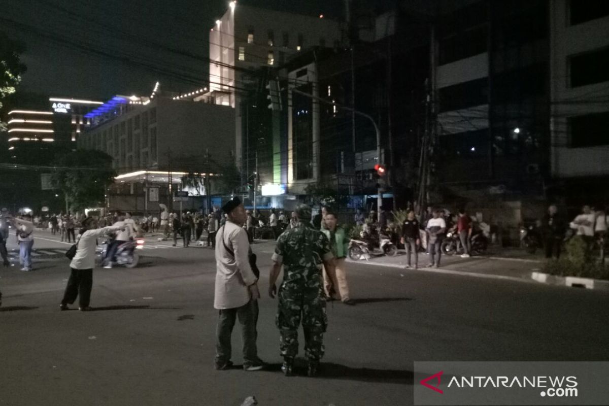 Massa menutup Jalan Kebon Sirih Timur menuju Thamrin