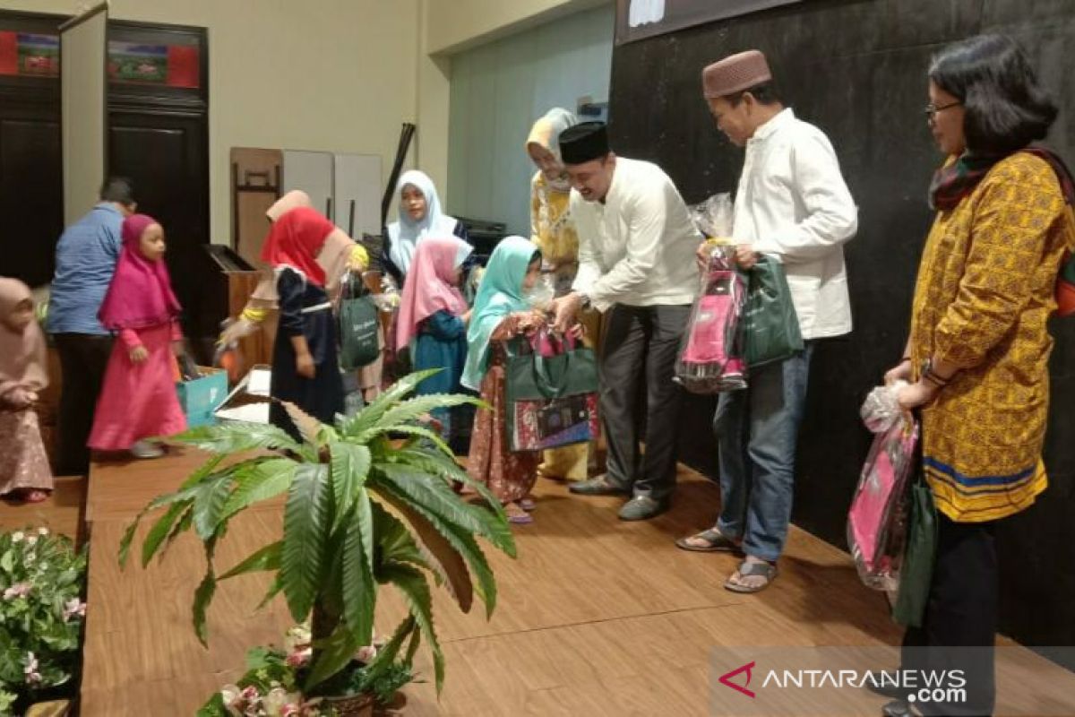 Kejari Pangkalpinang buka bersama anak yatim piatu