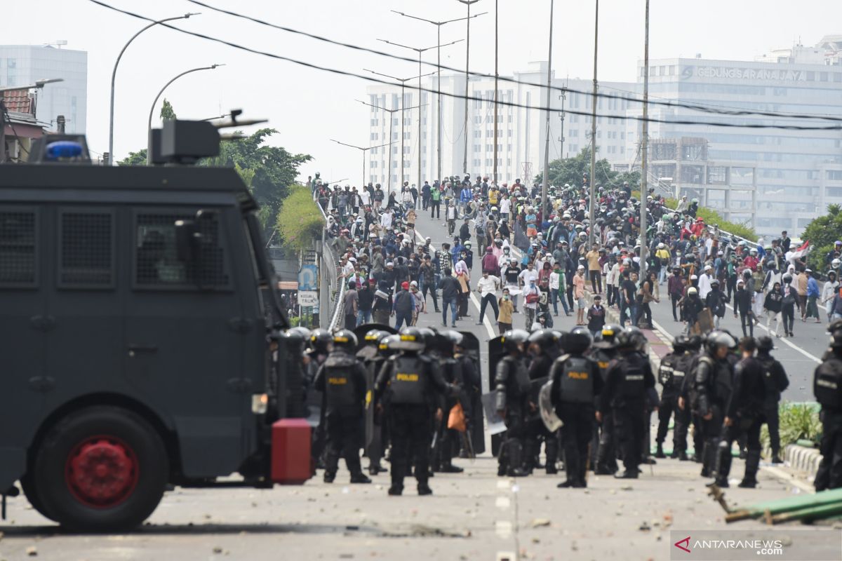 Amien Rais memyambangi massa di depan Gedung Bawaslu RI