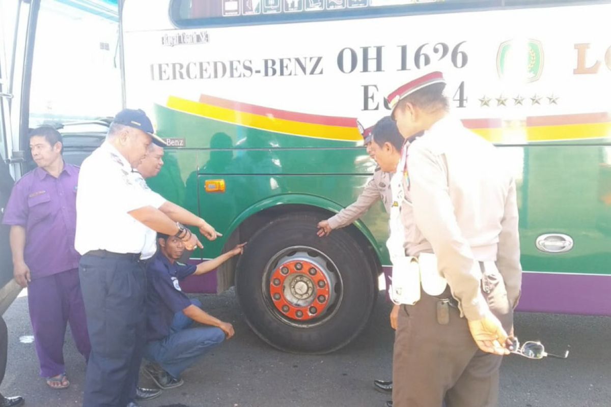 Polisi dan Dishub cek kelayakan bus angkutan mudik