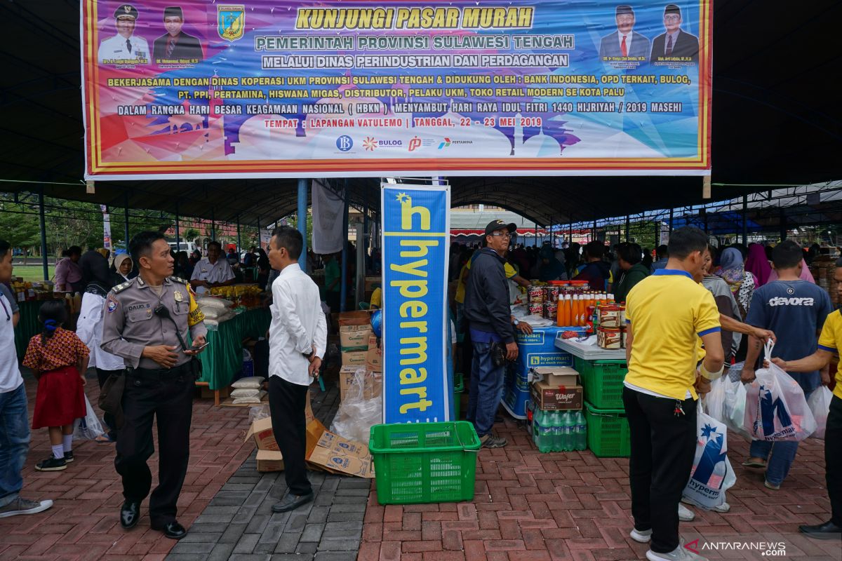 Warga serbu lokasi pasar murah Ramadhan di Palu