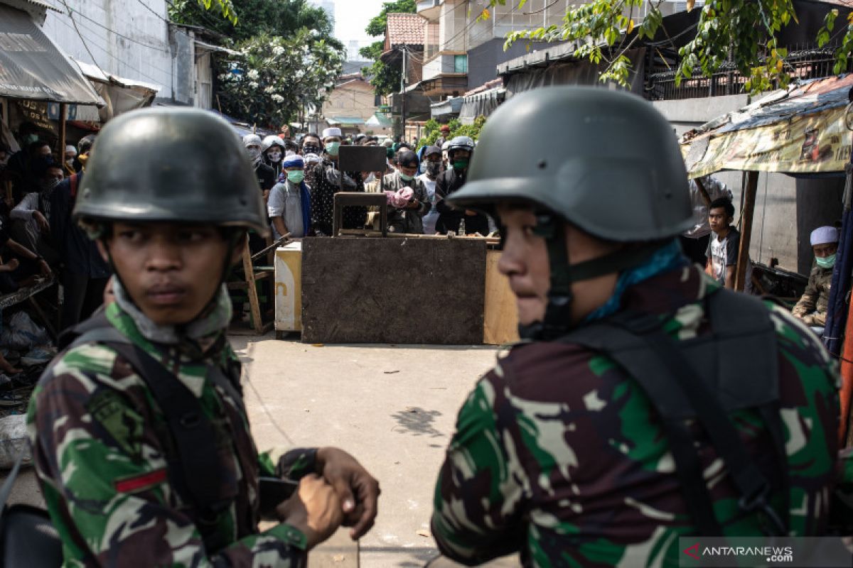 Tentara turun tangan tenangkan warga