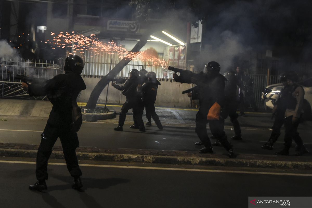 Polisi beri peringatan ketiga, tembakkan gas air mata