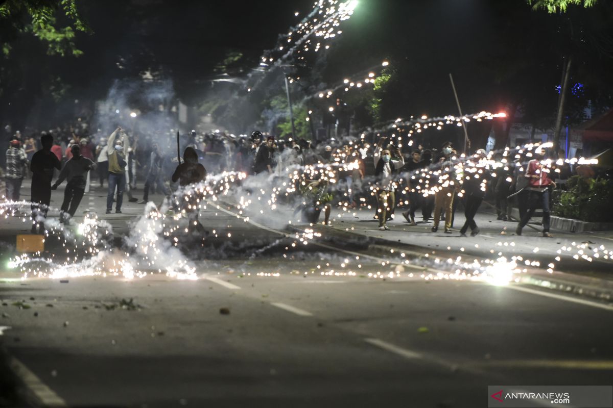 Polisi tembakkan gas air mata bubarkan massa