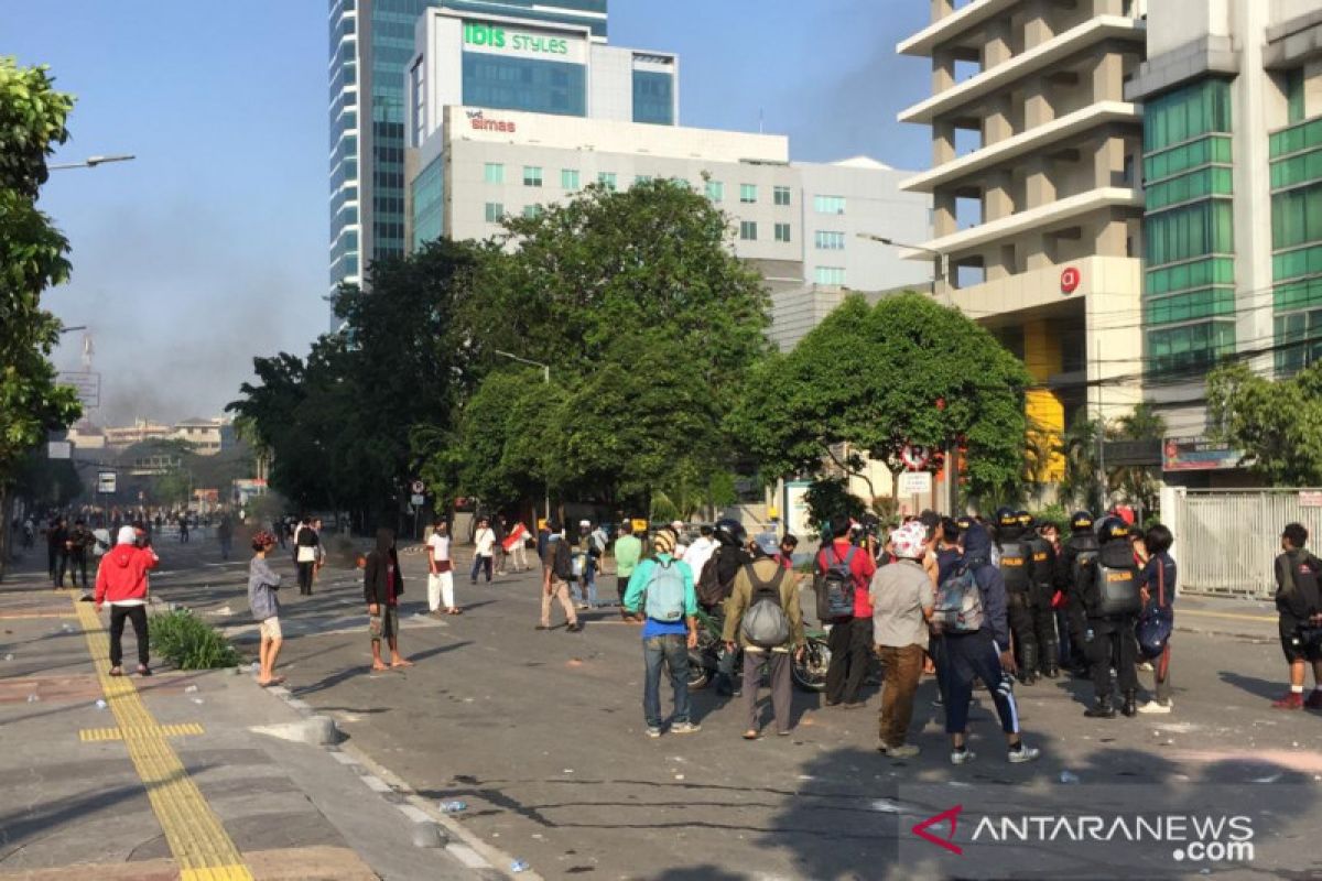 Massa di sekitar Tanah Abang masih bertahan gunakan batu dan petasan