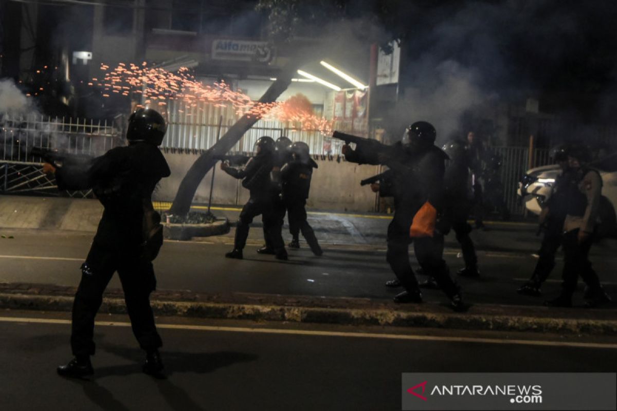 Polisi bubarkan massa di Jalan Wahid Hasyim