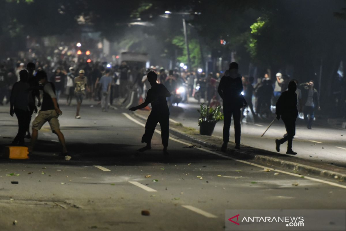 Pengunjuk rasa lempari polisi dengan batu