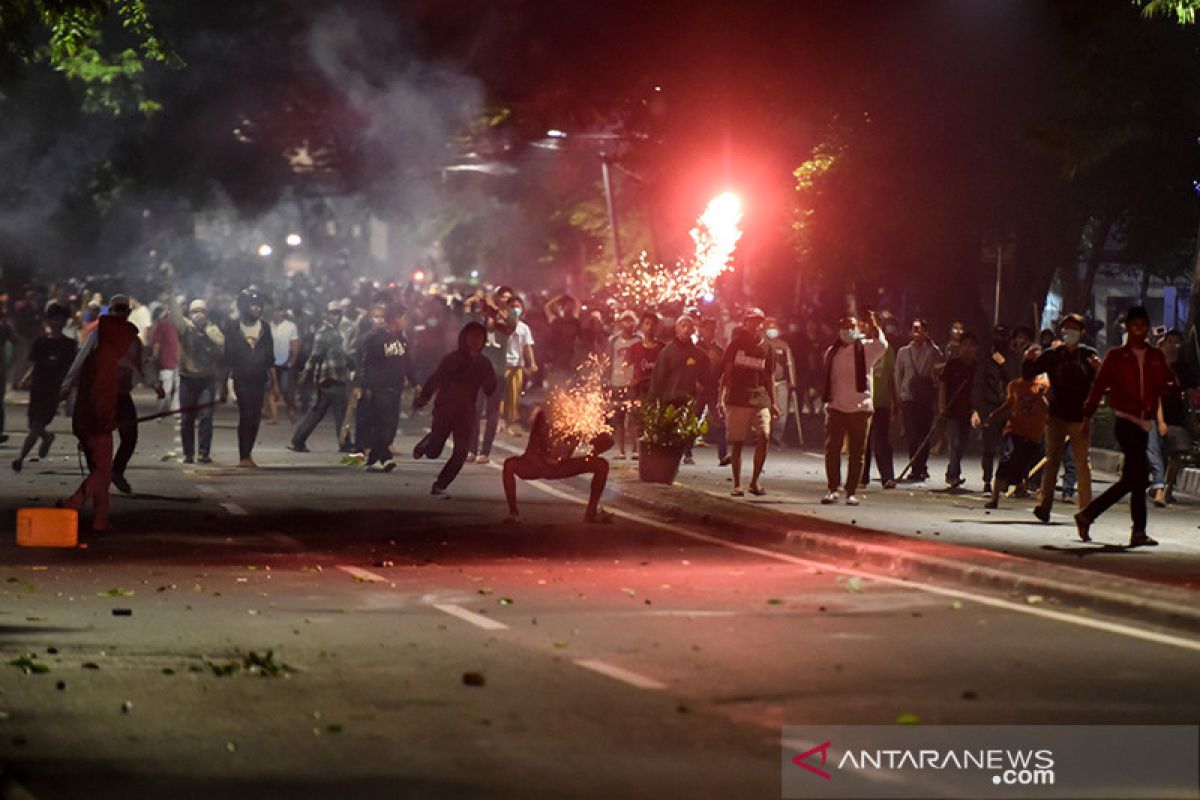 Massa Bawaslu malam hari berbeda dari yang siang, kata polisi