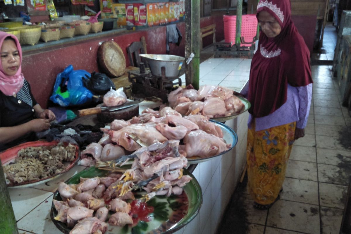 Dinas Perdagangan Mataram awasi peredaran daging ayam beku