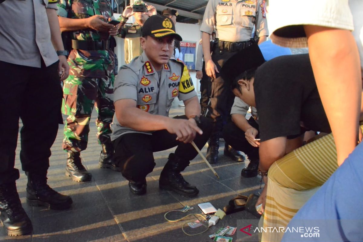 Senjata tajam penumpang kereta aksi demo ditemukan polisi