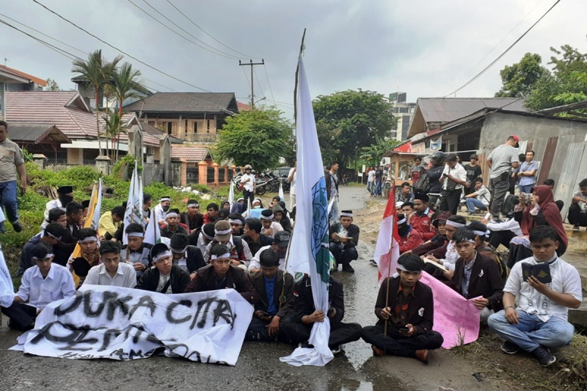 Puluhan mahasiswa unjuk rasa dengan membaca Al Quran di KPU Sumbar