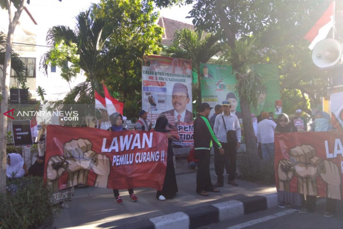 Puluhan warga demo di Kantor KPU Kota Surabaya