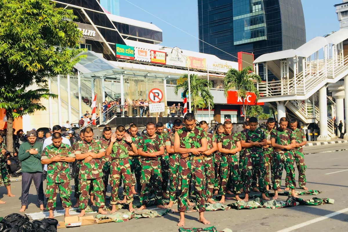 Anggota TNI Shalat Ashar berjamaah di depan Gedung Bawaslu RI