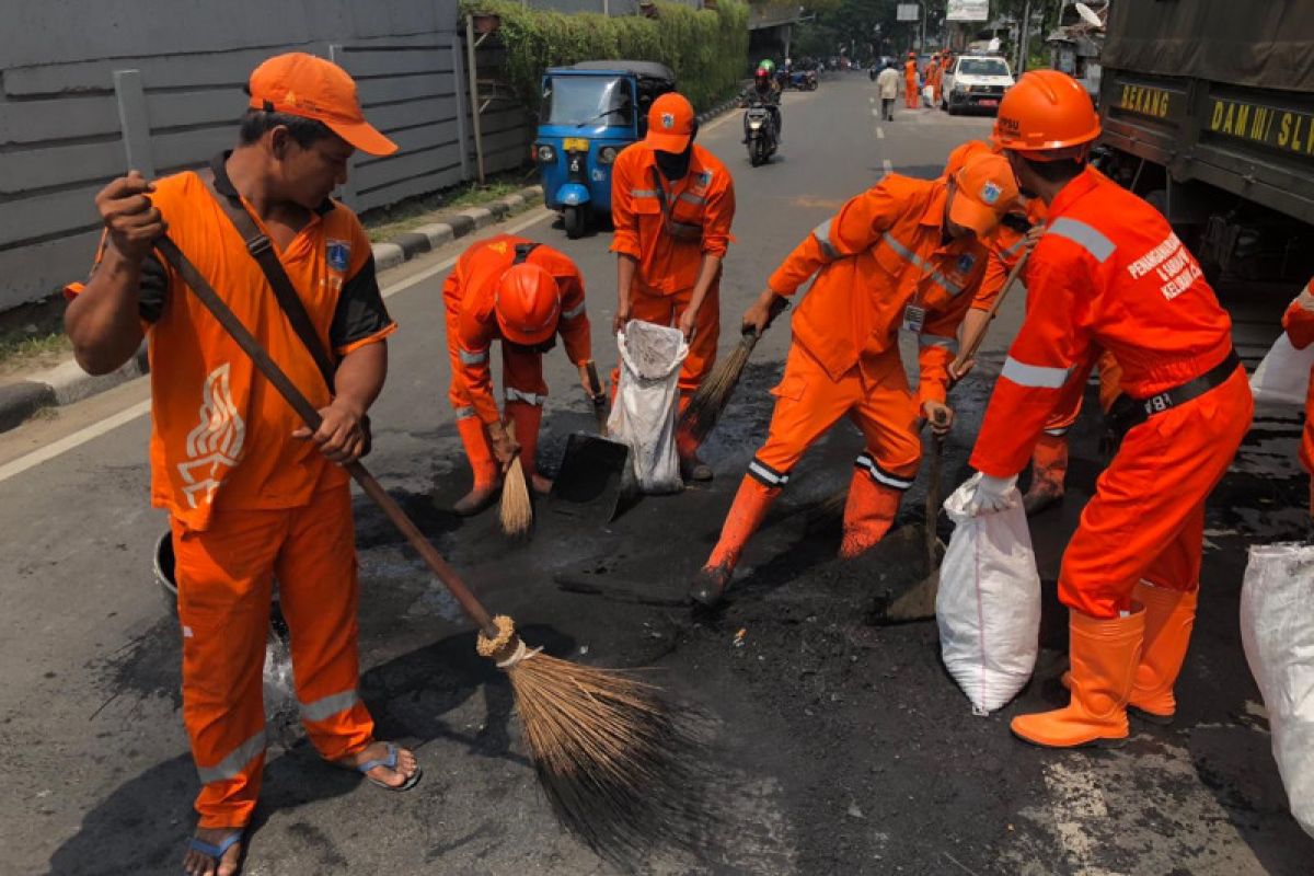 Pasukan oranye Cideng bersihkan puing sisa kerusuhan Tanah Abang