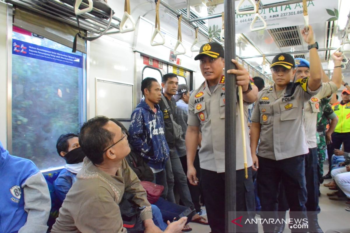 Polresta Tangerang periksa penumpang KA di Stasiun Tigaraksa