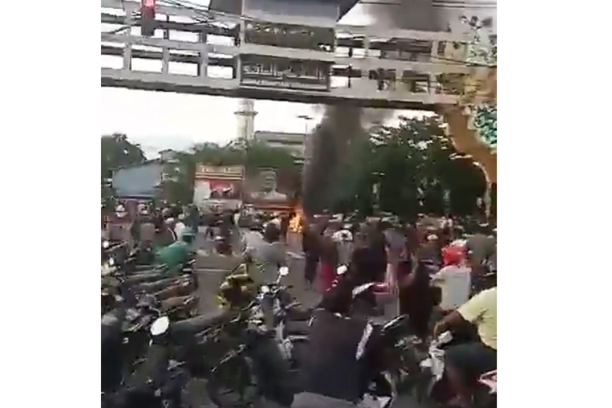 Ruas jalan dari jembatan Landak-Kapuas I Pontianak ditutup massa