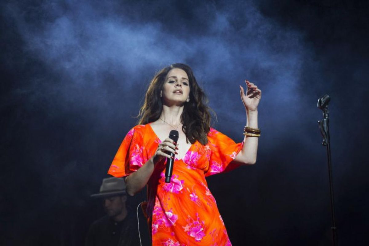 Lana Del Rey batalkan tur karena kehilangan suaranya