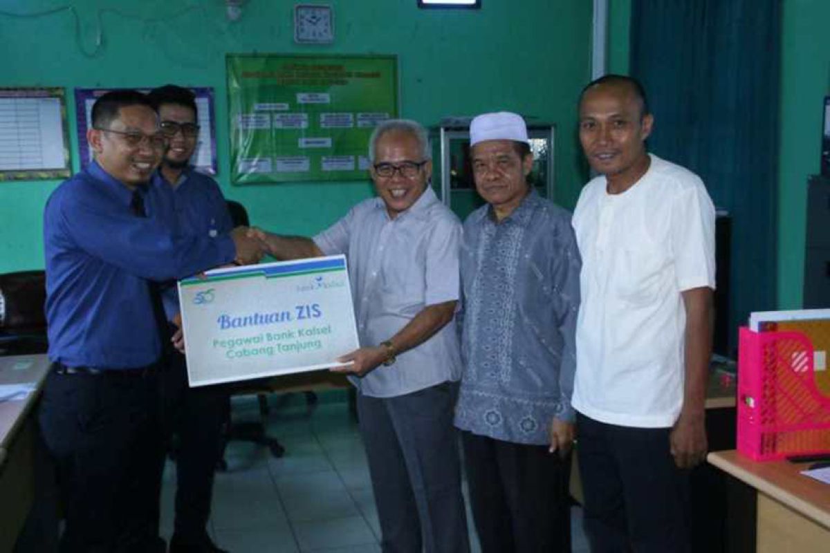 Bank Kalsel serahkan paket sembako ke Baznas