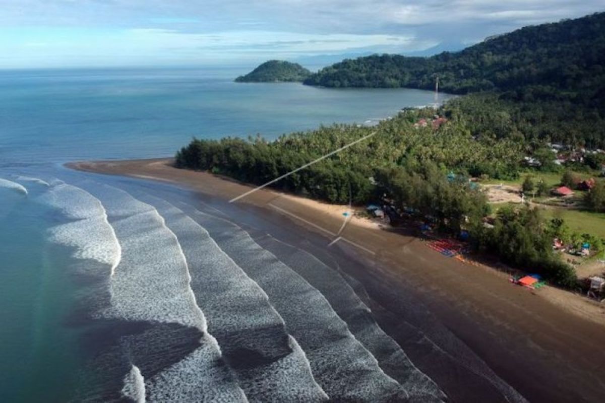 5.000 orang mengunjungi Pantai Air manis