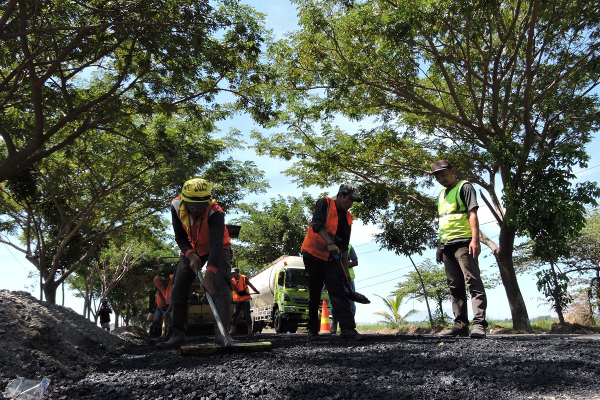 Perbaikan jalan raya pantura Situbondo dikebut jelang arus mudik