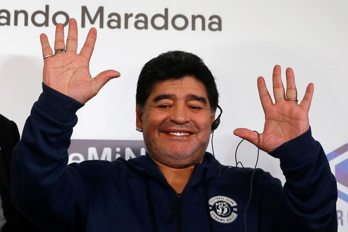 Maradona bertahan sebagai pelatih klub Argentina Gimnasia y Esgrima