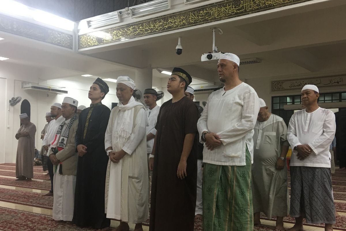Ustadz Arifin Ilham dishalatkan di  Masjid Al-Munawar