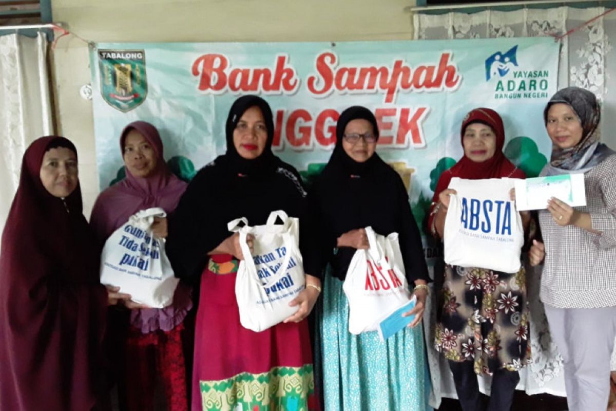 Bank sampah Desa Kuranji Tabalong bagi uang nasabah