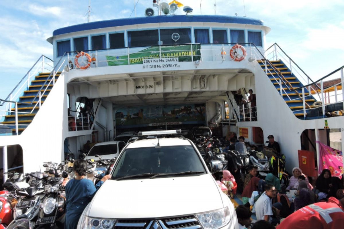 Pemudik membeludak di Pelabuhan Jangkar