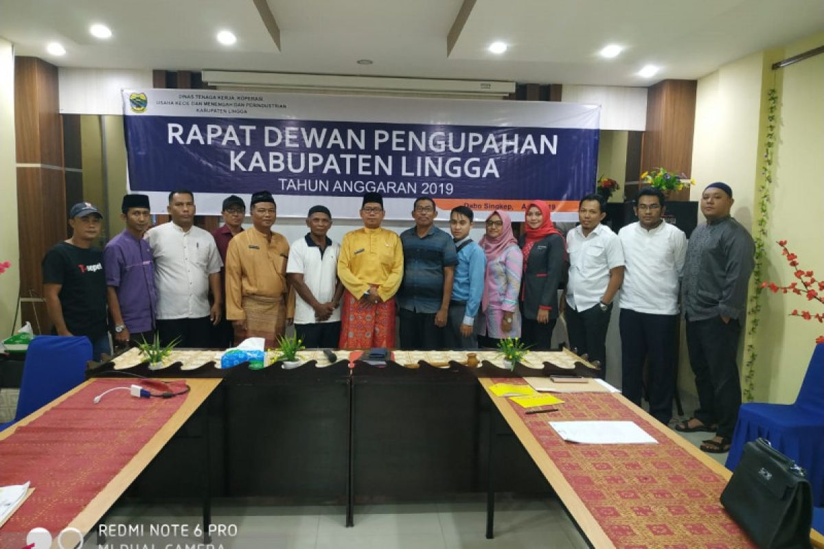 Disnaker Lingga serahkan SK Dewan Pengupahan 2019-2022