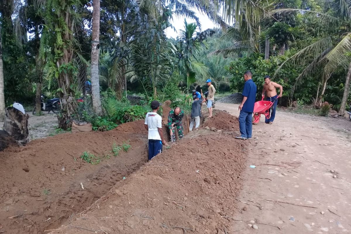 Cegah banjir, Babinsa bantu masyarakat buat parit