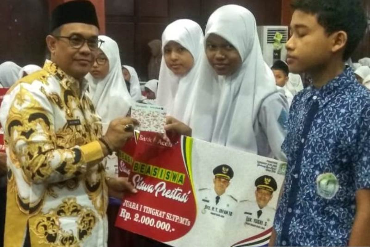 243 siswa siswi berprestasi di Aceh Jaya terima beasiswa