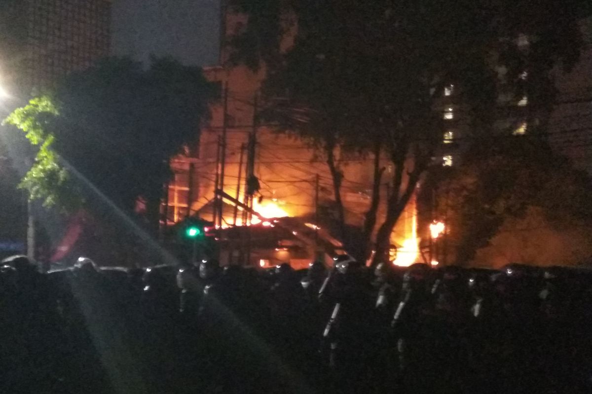 Massa aksi masih berkumpul,  api di pospol Sabang belum dipadamkan