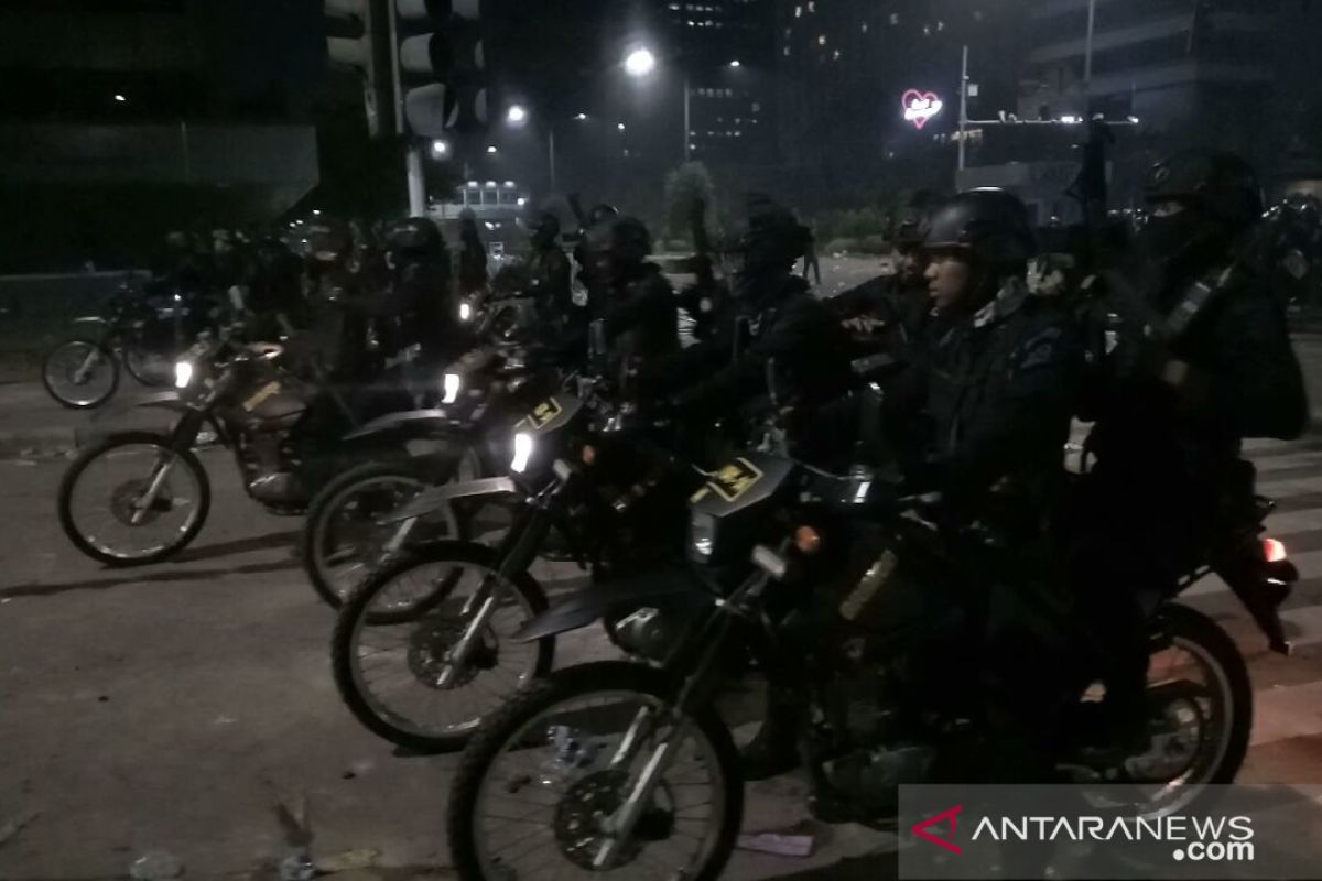 Brimob bermotor halau massa anarkis di Jalan Wahid Hasyim Jakarta