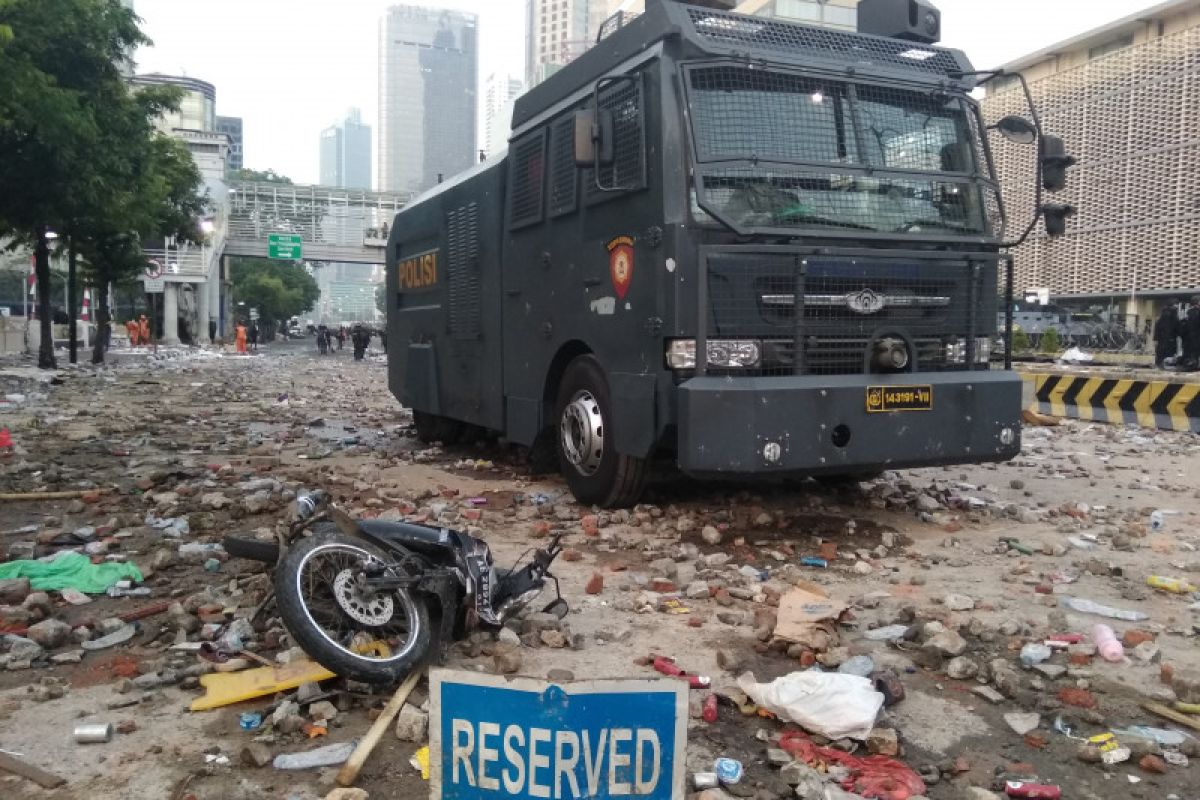 Kamis pagi, massa rusuh di Bawaslu dibubarkan