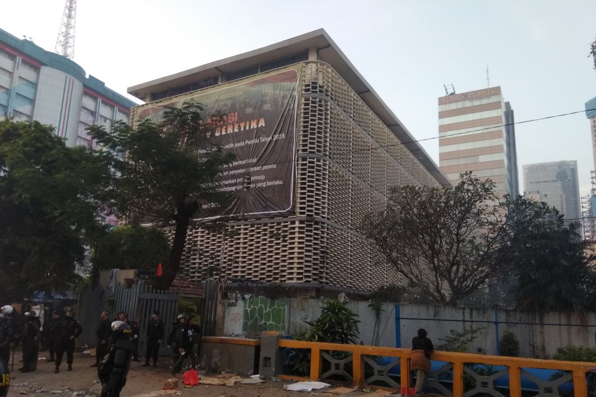 Tembok bagian belakang gedung Bawaslu berlubang