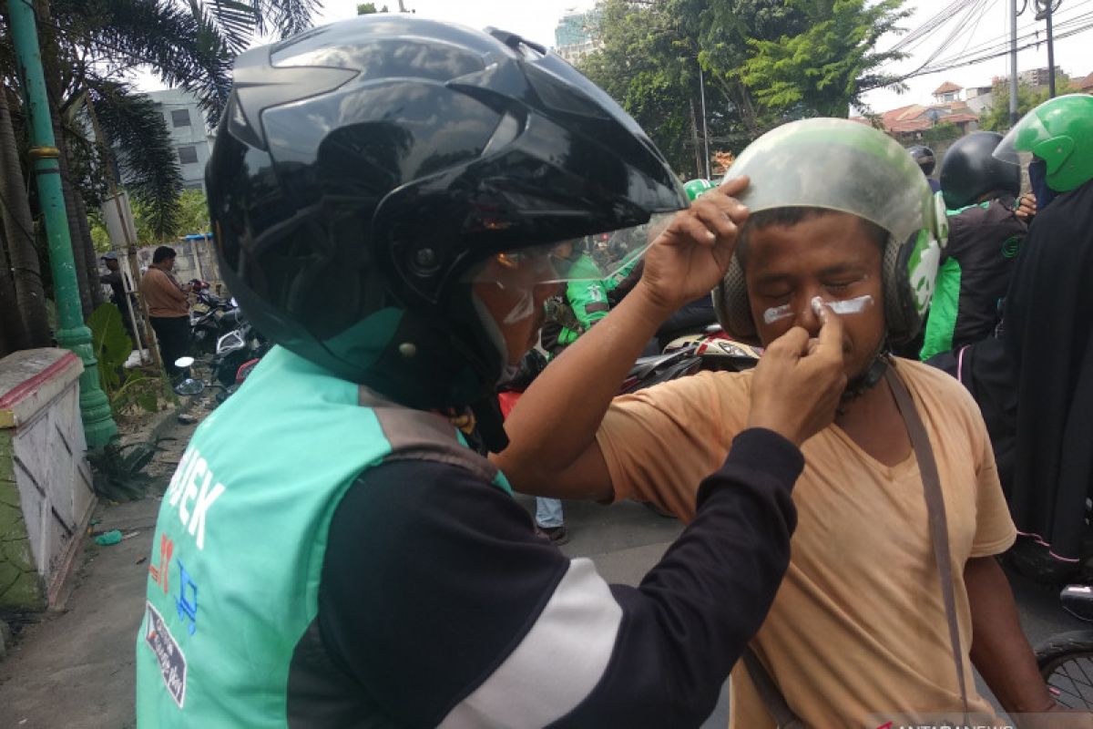 Sisa gas air mata ganggu pengguna Jalan Kemanggisan