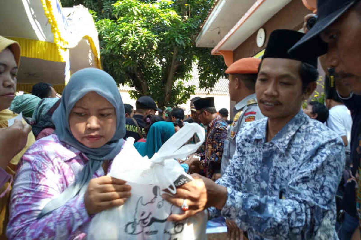 KAI Cirebon salurkan 3.000 paket sembako di Indramayu