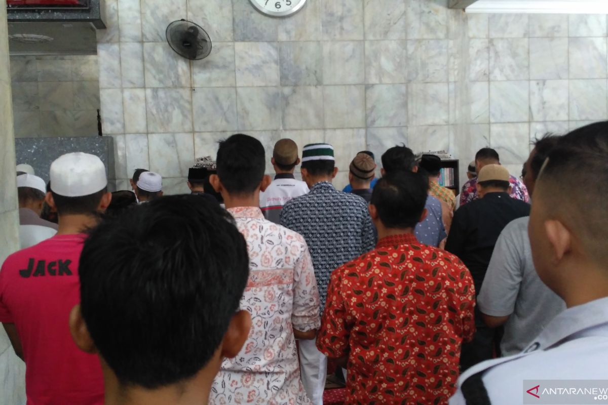 Jamaah Masjid Nurdin Hamzah Jambi shalat gaib untuk Ustadz Arifin Ilham