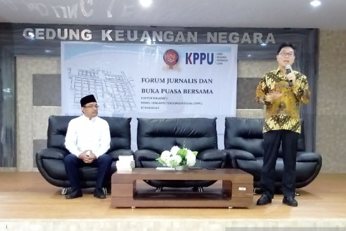 Komisioner KPPU  buka puasa dengan wartawan Makassar