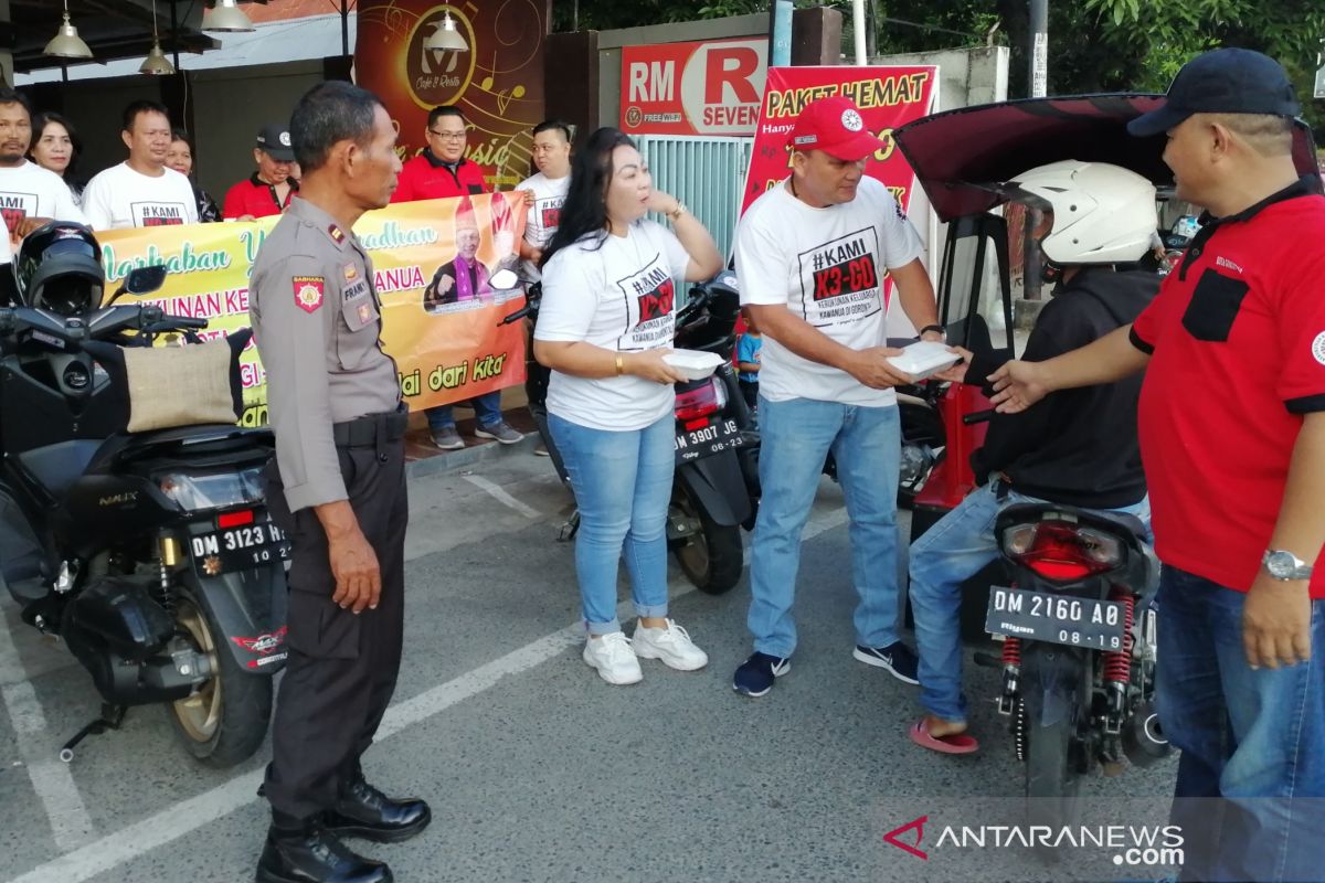 KKK Kota Gorontalo bagikan takjil untuk pengguna Jalan