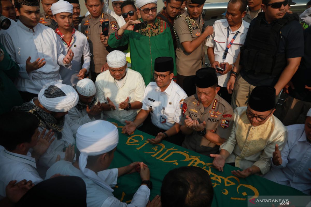 Usai dishalatkan, jenazah Ustadz Arifin Ilham dibawa ke Gunung Sindur