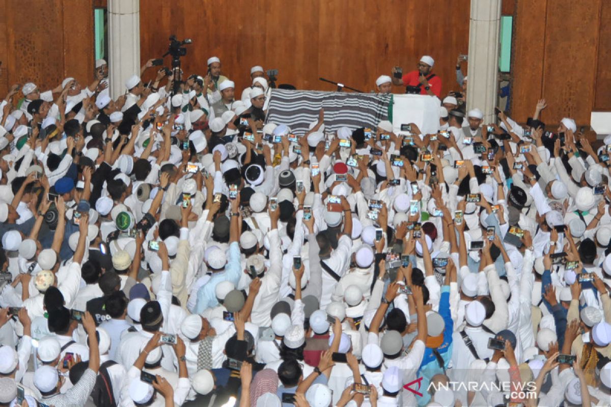 Jenazah Ustadz Arifin Ilham tiba di Masjid Az Zikra Gunung Sindur